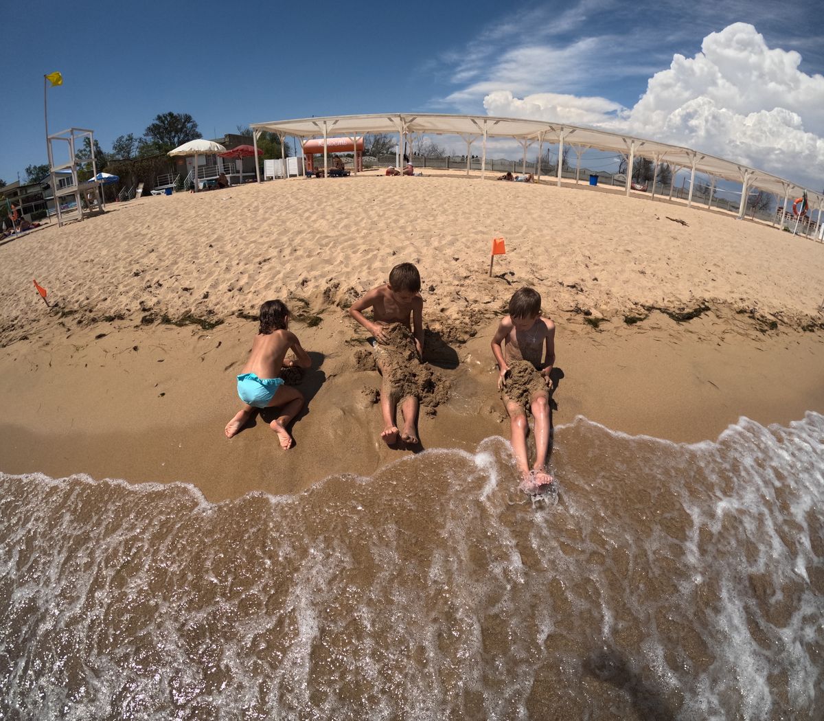 Песчаный пляж с лежаками